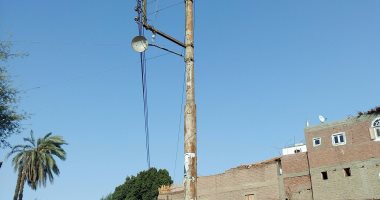 بالصور.. أسلاك الكهرباء تهدد سلامة المواطنين فى قرية العوكلية بسوهاج