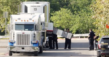 ننشر صور شاحنة عثرت الشرطة بداخلها على قتلى ومصابين بولاية تكساس الأمريكية