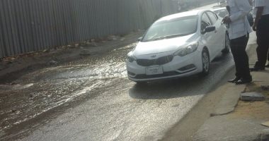 زحام مرورى فى شارع فيصل بسبب كسر ماسورة مياه 