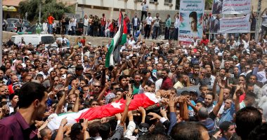 بالصور.. آلالاف الأردنيون يشيعون جثمان شهيد أحداث السفارة الإسرائيلية