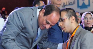 تعرف على الشاب محمد خالد الذى انحنى له الرئيس ليسمع مطلبه بمؤتمر الشباب