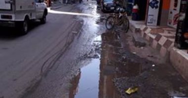 مياه الصرف الصحى تغمر شارع عمر بن الخطاب بكفر الزيات
