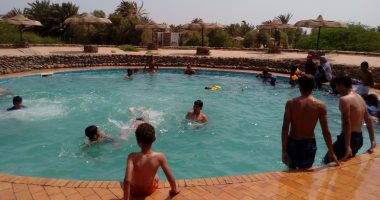بالفيديو والصور.. إقبال كثيف على حمام موسى قبلة السياحة العلاجية بمصر