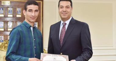 محافظ أسيوط يكرم عبد الراضي علام ويوسف عادل طالبي الثانوية العامة 