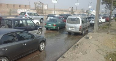 زحام مرورى فى شارع النيل بالجيزة بسبب كسر ماسورة مياه  