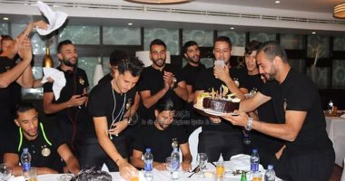 بالصور.. نجوم الترجى يحتفلون بعيد ميلاد قائد الفريق بعد الفوز على النفط 