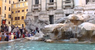 روما تمنع السياح من النزول فى نافورة "تريفى" التاريخية  
