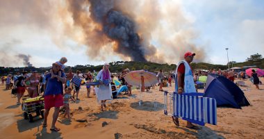 بالصور.. مئات الفرنسيين يفرون إلى الشواطئ بسبب اتساع رقعة الحرائق