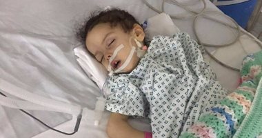 بالصور.. "خديجة" تعانى من شلل الأعصاب ووالدتها تطالب بعلاجها فى الخارج