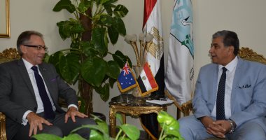 وزير البيئة يبحث مع سفير أستراليا بالقاهرة مشكلة القمامة وقش الأرز