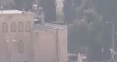 بالفيديو..صلاة العصر بالمسجد وعلم فلسطين فوق الأقصى لأول مرة منذ أسبوعين