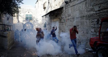 بالصور.. إصابة 37 فلسطينياً فى اعتداءات قوات الاحتلال على المصلين بـ"الأقصى" 