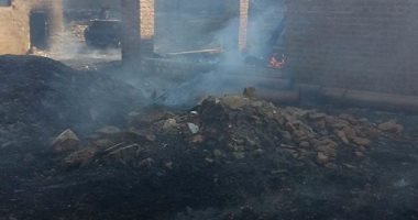 بالصور.. إخماد حريق ضخم اندلع في مزرعة مواشي فى أسوان 