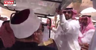 بالفيديو.. تدافع مئات المصلين بالمسجد النبوى لمصافحة شيخ الأزهر