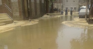 بالصور.. مياه الصرف الصحى تغرق شوارع قرية سفلاق بسوهاج
