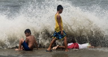 بالصور.. بعد "إعصار نيسات".. شواطئ مانيلا تستقطب الأطفال