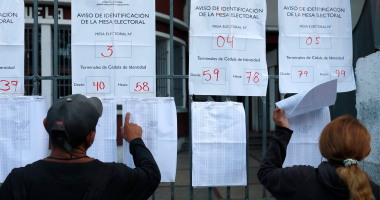 بالصور.. رئيس فنزويلا يدلى بصوته فى انتخاب جمعية تأسيسية لإدارة البلاد