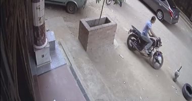 بالفيديو.. لص يسرق دراجة نارية نهارا بمنطقة الهرم فى الجيزة