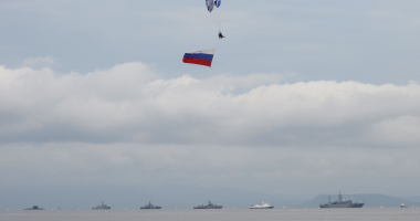 بالصور.. بوتين يشهد عرضا عسكريا احتفالا بيوم البحرية الروسية
