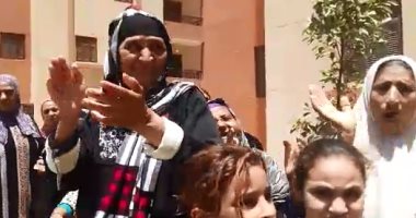 بالفيديو.. أهالى بنى سويف يستقبلون وزير الإسكان بالزغاريد لتسليم وحدات سكنية