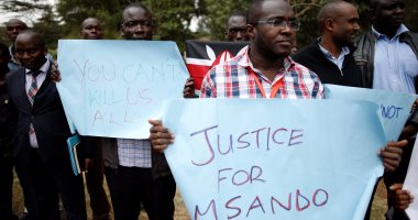 بالصور.. محتجون يطالبون بتحقيق عاجل فى مقتل مسئول بلجنة الانتخابات الكينية