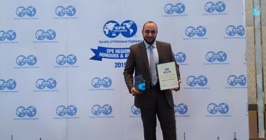 مصرى يحصل على جائزة أفضل مهندس شاب فى العالم من جمعية مهندسى البترول