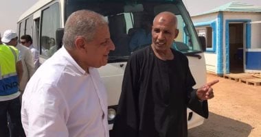 النائب عامر الحناوى يلتقى محلب خلال زيارته لأسوان ويعرض عليه مشكلات "دراو"