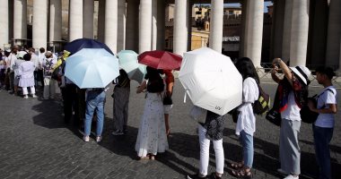 بالصور.. مواطنون إيطاليون يلجأون لإستخدام المظلات هربا من حرارة الشمس 