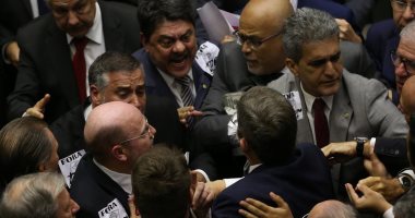 بالصور.. مشادات داخل البرلمان البرازيلى حول محاكمة الرئيس بتهمة الفساد 