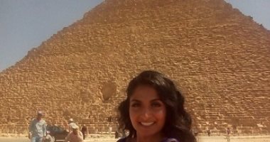 بالصور..شاهد زيارة المصرية "ملكة جمال الهند" للأهرامات لدعم السياحة