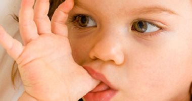 طبيبة أطفال: عادة وضع الأصابع فى الفم سبب انتقال البكتيريا والتهاب الحلق