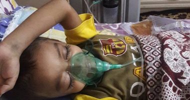 بالصور.. والدة طفل مريض بالسرطان تناشد وزير الصحة لعلاج ابنها