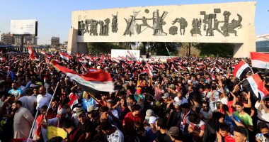 بالصور.. الآلاف من التيار الصدرى يتظاهرون فى بغداد استجابة لدعوة زعيمهم