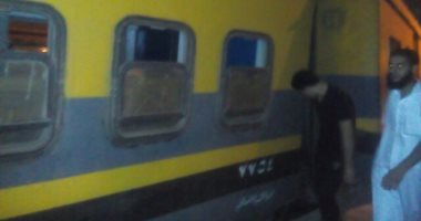 بالصور.. خروج عربة قطار "أبو قير" من القضبان دون خسائر أو إصابات