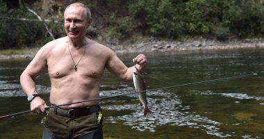 بالصور.. الرئيس الروسى فى رحلة صيد أسماك ناجحة فى سيبيريا الجنوبية