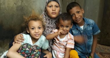 بالفيديو والصور.. مأساة أسرة ببنى سويف يحتاج أبناؤها الثلاثة إلى سماعات للأذن