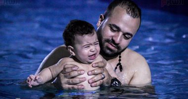 بالصور.. ردود فعل أطفال أقل من سنة يجربون السباحة للمرة الأولى