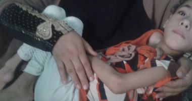 بالفيديو والصور.. الطفلة آية تحتضر بسبب نقص الأدوية فى الوادى الجديد