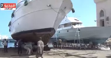 بالفيديو.. شاهد كيف تسحب السفينة الضخمة من ميناء الغردقة