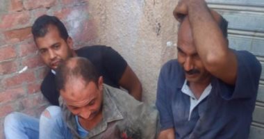 بالصور.. أهالى بعين شمس يلقنون 3 أشخاص "علقة ساخنة" لسرقتهم سيارة