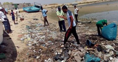 بالصور.. شباب مرسى علم ينظفون شاطئ حماطة من القمامة