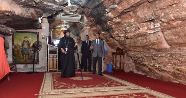 بالفيديو والصور.. محافظ أسيوط يزور الدير المعلق بجبل أبنوب 