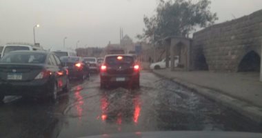 بالصور.. كثافات مرورية بسبب كسر ماسورة بالقرب من كوبرى السيدة عائشة 
