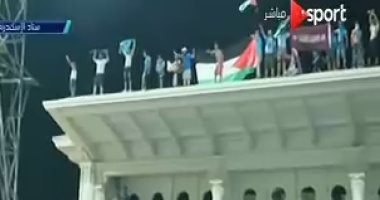 بالفيديو.. مشجعو الفيصلى الأردنى يصعدون أعلى استاد الإسكندرية لرفع علم بلادهم