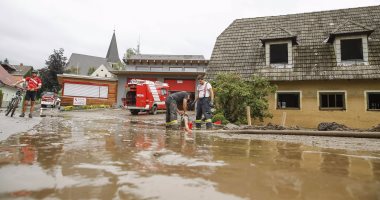 بالصور.. قوات الدفاع المدنى فى النمسا تزيل أثار الفيضانات