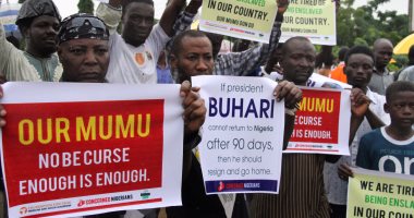 بالصور.. مظاهرات فى نيجيريا تطالب الرئيس "بخارى" بالعودة أو التنحى