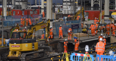 بالصور.. تعطل آلاف الركاب بسبب إصلاحات فى محطة ووترلو للقطارات ببريطانيا