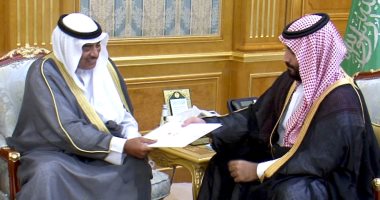 بالصور.. نائب الملك سلمان يتسلم رسالة خطية من أمير الكويت