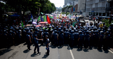 الشرطة الفلبينية تحذر المحتجين على قيود كورونا