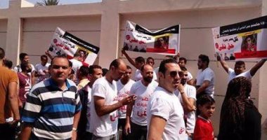 بالصور.. أهالى بنها ينظمون مسيرة قبل محاكمة المتهمين بقتل عروس كفر الجزار